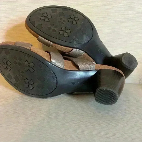 Leather Naturalizer Heeled Sandal - Picture 9 of 10